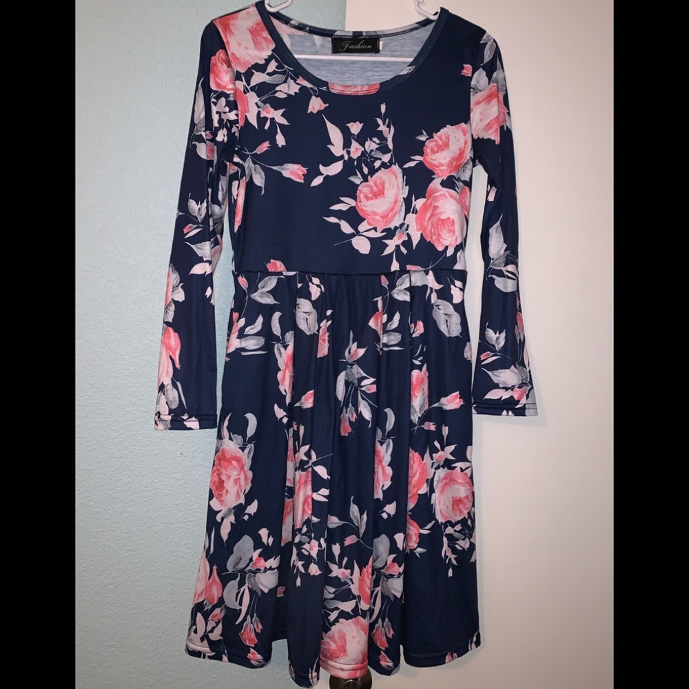Long sleeve dress, with pockets.